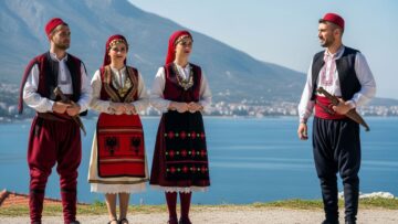 Čo si obliecť na civilnú svadbu ako host