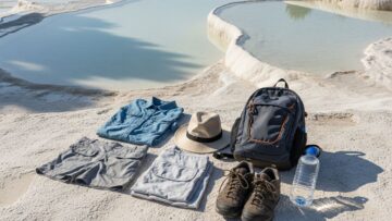 Turistický outfit na prírodných terasách s termálnymi bazénmi v Pamukkale, Turecko, za denného svetla